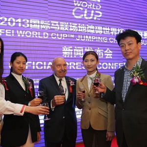 2013年國(guó)際馬聯(lián)場(chǎng)地障礙世界杯 五一黃金周揚(yáng)鞭鳥(niǎo)巢體育場(chǎng) 發(fā)布會(huì)現(xiàn)場(chǎng) ...