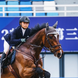 德國騎手Bernd Klein搭檔“NINI”奪得杭州（桐廬）國際馬術(shù)場(chǎng)地障礙賽1.4米資格賽冠軍 ...